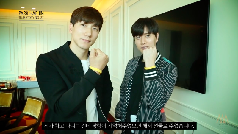 Park Hae Jin le da a su amigo Zhang Liang un brazalete del desastre del Sewol