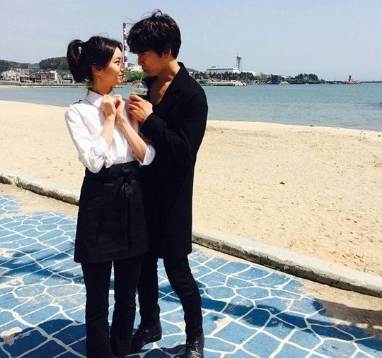 Ji Sung y Hyeri se miran románticamente a los ojos en la playa