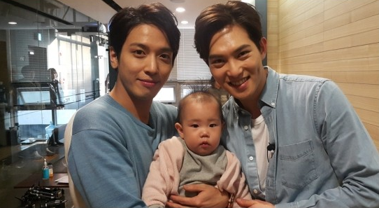 Jung Yong Hwa y Lee Jong Hyun se ganan el corazón de Rohee en “The Return of Superman”
