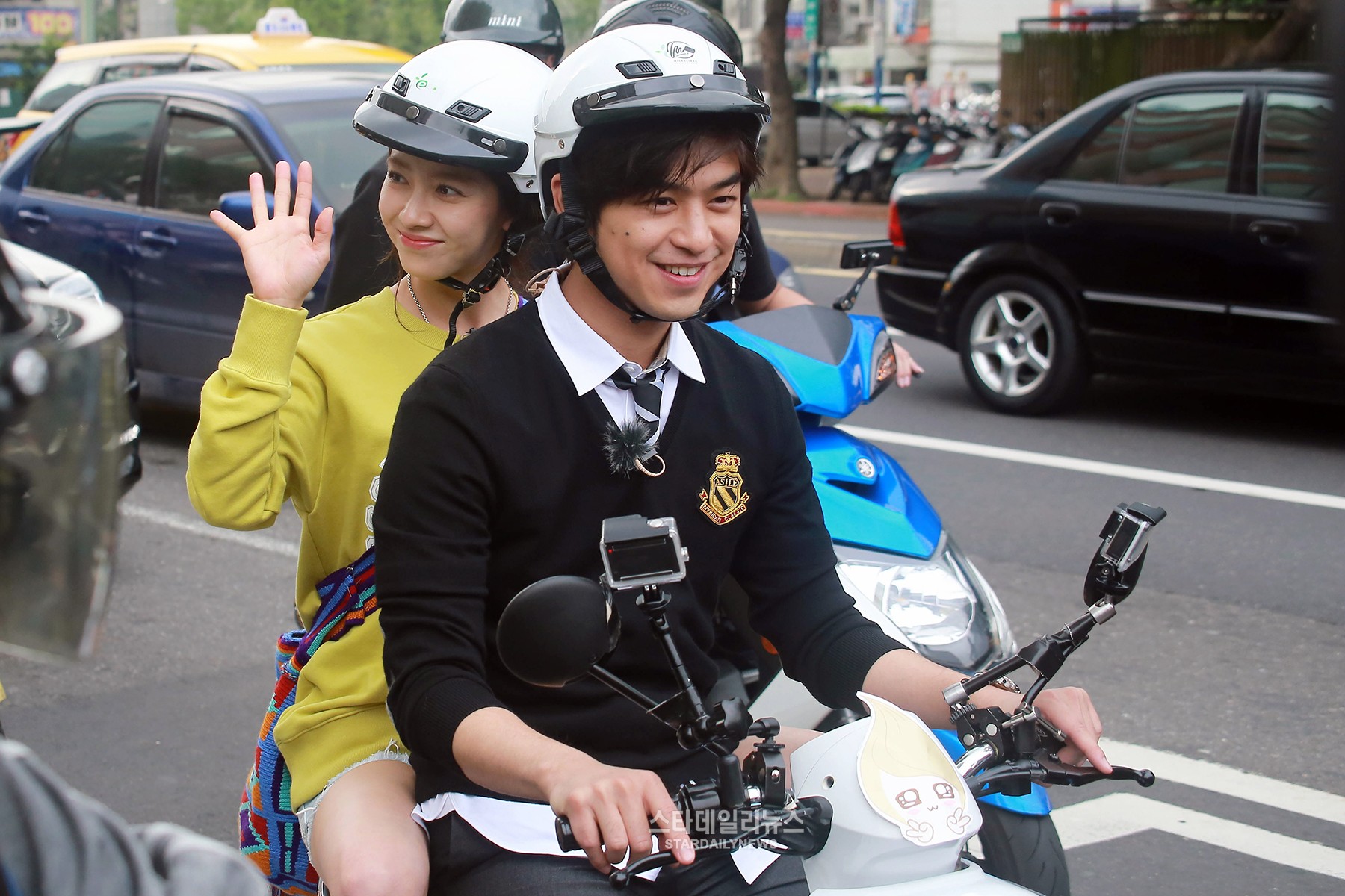 Song Ji Hyo y Chen Bolin pasean por las calles de Taiwán para “We Are in Love”