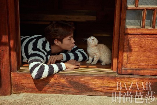 Park Bo Gum revela quiénes son sus amigos actores cercanos en “Bazaar China”