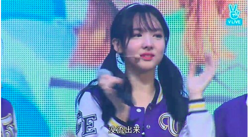 Las chicas de TWICE lloran al ver el amor y apoyo que sus fans les brindaron en su mini-concierto de regreso
