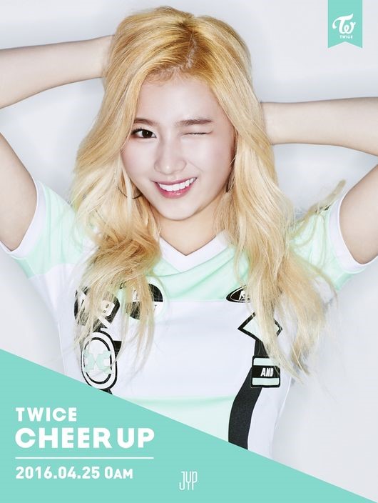 Fan de Sana de TWICE dona dinero para celebrar el regreso del grupo