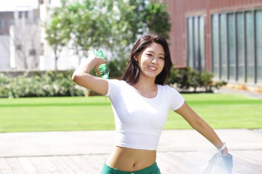Seolhyun de AOA capta la atención de todos en el set de su nuevo anuncio