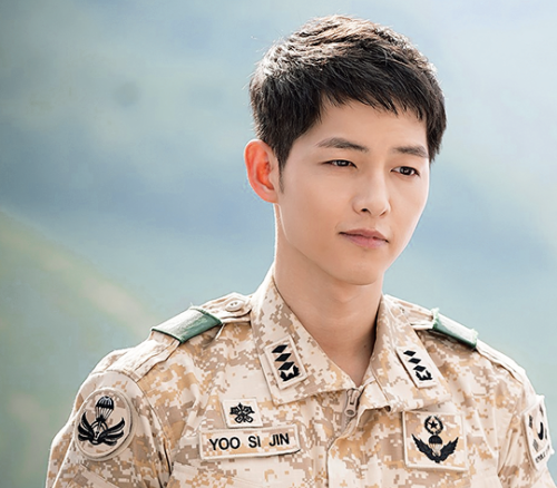 Song Joong Ki recibe fuerza de seguridad especial en aeropuerto de Hong Kong