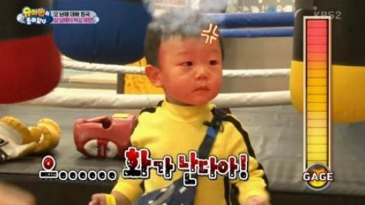Daebak golpea una bolsa de arena pensando en sus hermanas Seol Ah y Soo Ah en “The Return of Superman”