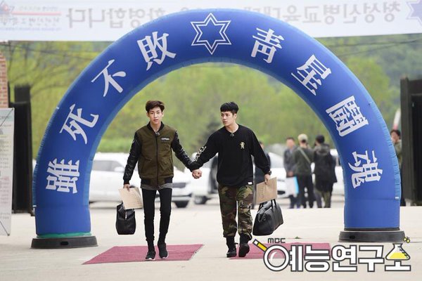 Jackson y BamBam de GOT7 comienzan su servicio militar de la mano en “Real Men”