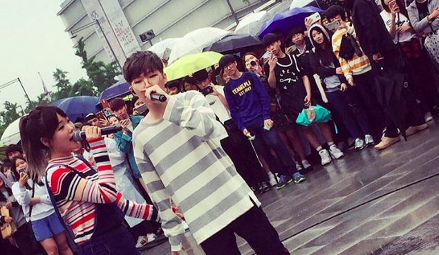 Akdong Musician continúa cantando al aire libre a pesar de la lluvia
