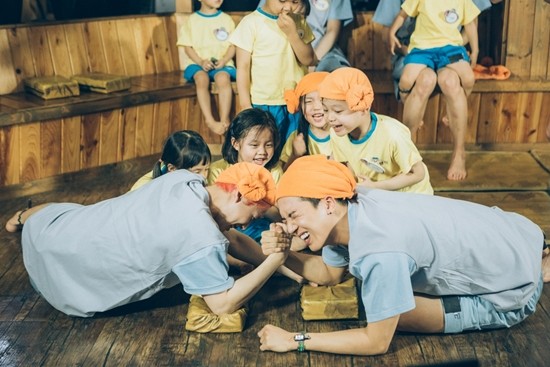WINNER se gana el corazón de los niños en “Half-Moon Friends”