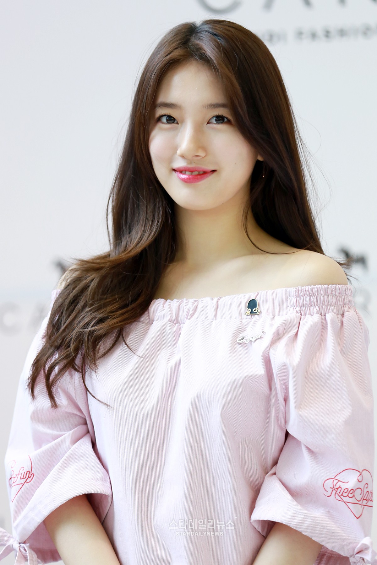 Suzy de miss A es vista usando un prendedor que apoya a las mujeres de solaz en evento de firma de autógrafos