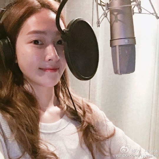 Jessica muestra su belleza natural en selcas tomadas en el estudio de grabación