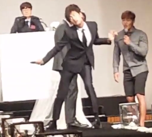 Lee Kwang Soo realiza un baile divertido en la boda de un productor de “Running Man”