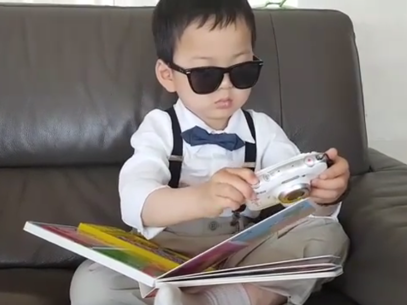 Minguk se transforma en un elegante “hombre inglés” mientras lee