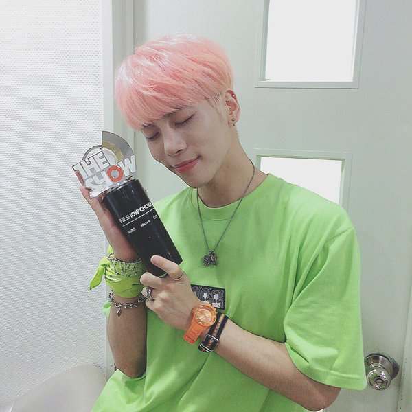 Jonghyun de SHINee toma su primer trofeo con “She Is” en “The Show” – Presentaciones de Oh My Girl, APRIL, FIESTAR y más