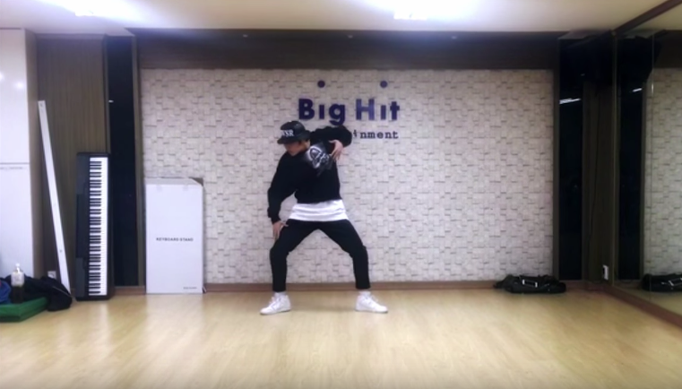 J-Hope de BTS fluido como el agua en una práctica de baila para un concierto