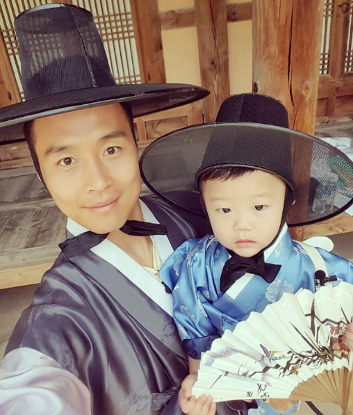 Lee Dong Gook y Daebak se ven hermosos vestidos con trajes tradicionales