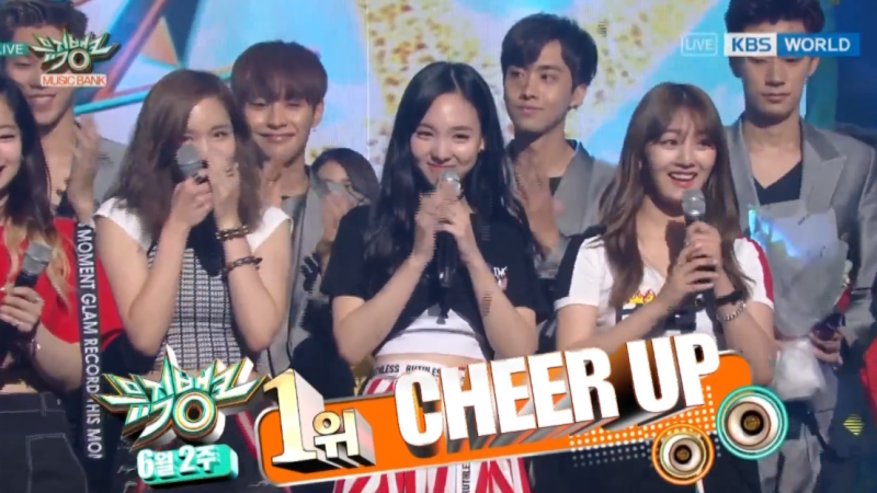 TWICE consigue su décima victoria con “Cheer Up” en “Music Bank”, actuaciones de EXO, EXID y más