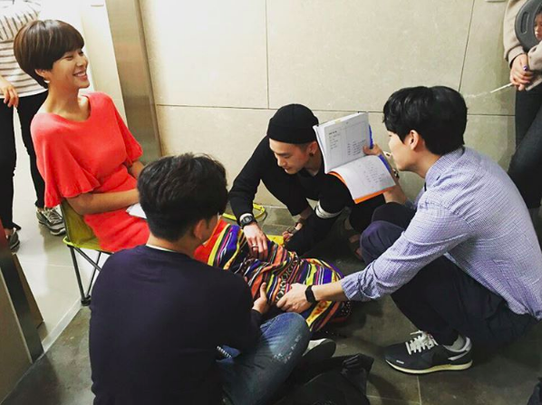 Ryu Jun Yeol muestra lindo gesto hacia su co-estrella, Hwang Jung Eum