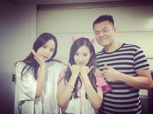 Min Hyo Rin y Park Jin Young visitan a Tiffany en su concierto solista