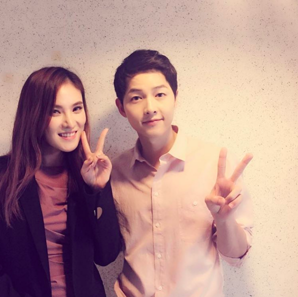 Gummy alaba los buenos valores de Song Joong Ki, habla sobre un regalo que él le dio