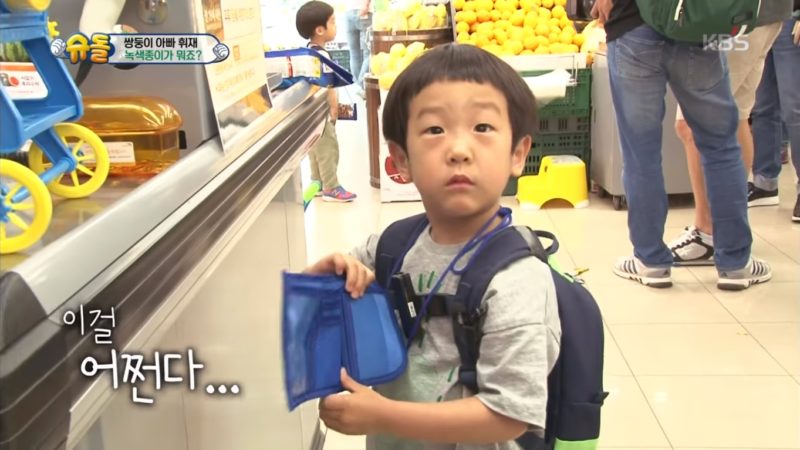 Seo Jun es un experto en convencer a sus tíos de darle dinero