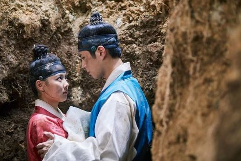 “Moonlight Drawn By Clouds” revela imágenes llenas de química