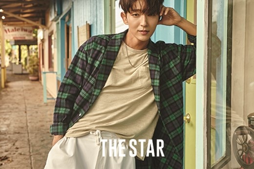 Lee Joon Gi felicita a IU como actriz en un reportaje fotográfico para The Star