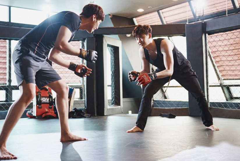 Lee Jong Suk y Lee Tae Hwan son músculos y sudor en nuevas imágenes de “W”