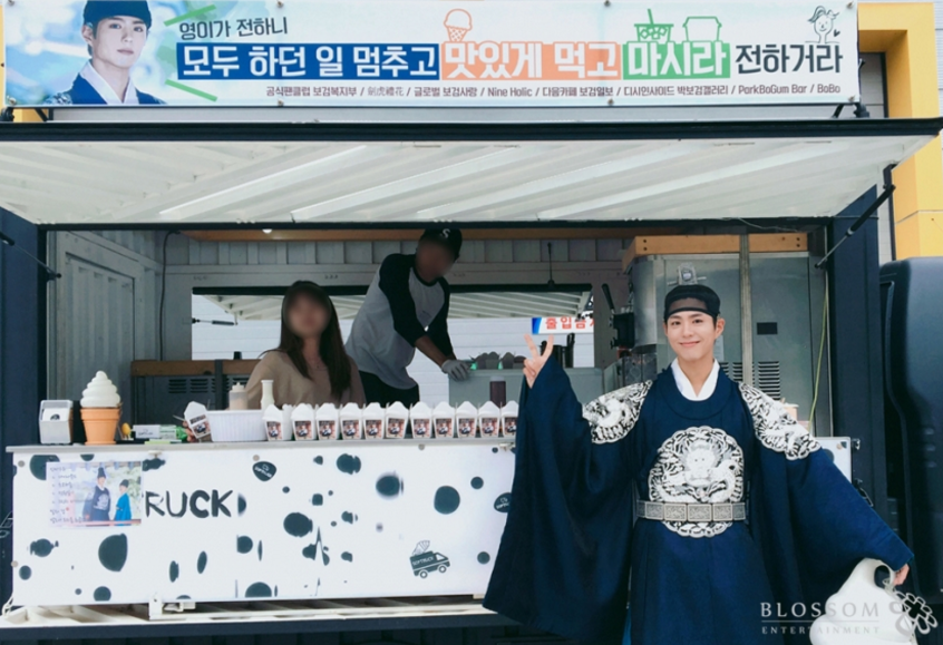Los fans de Park Bo Gum sorprenden al equipo de “Moonlight Drawn By Clouds” con camiones de comida