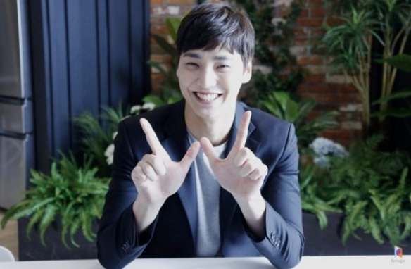 Lee Tae Hwan muestra su aegyo en las fotos de detrás de las cámaras de “W”