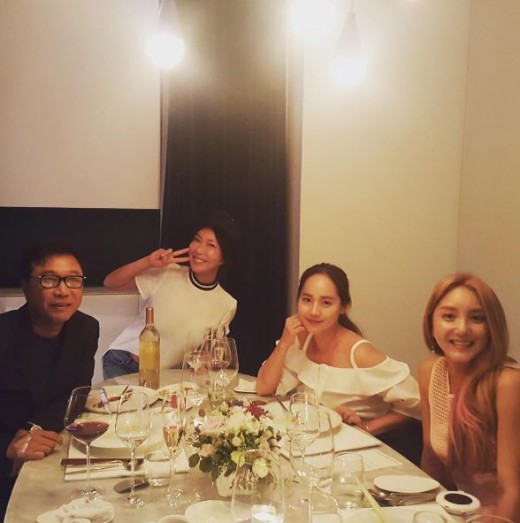 El grupo femenino de la primera generación S.E.S se reúne con el fundador de SM Lee Soo Man