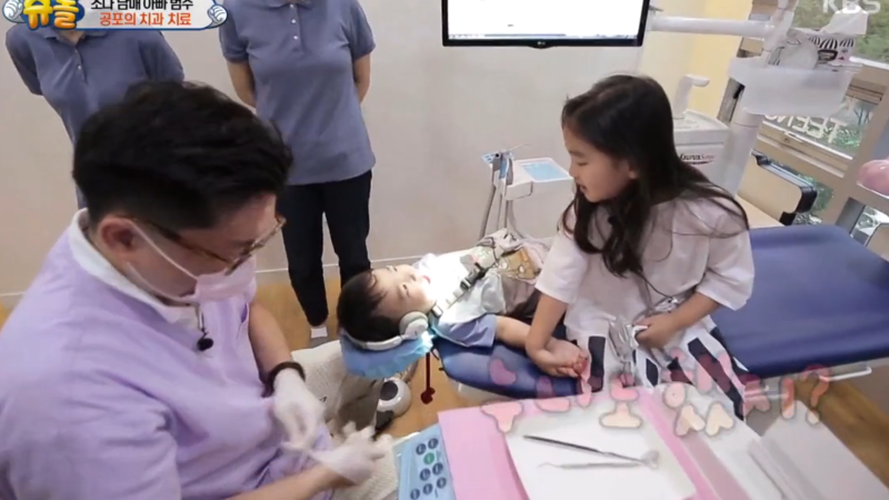 So Eul y Da Eul superan valientemente una visita al dentista ellos solos