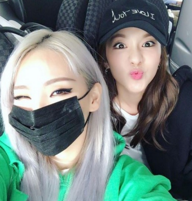 CL y Sandara Park de 2NE1 se reúnen con una divertida selca en el aeropuerto