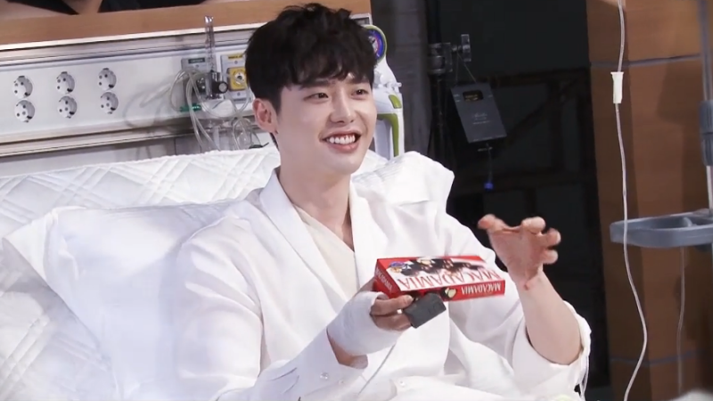 “W” revela videos de Lee Jong Suk desde la lectura del guión del drama hasta filmaciones de episodios recientes