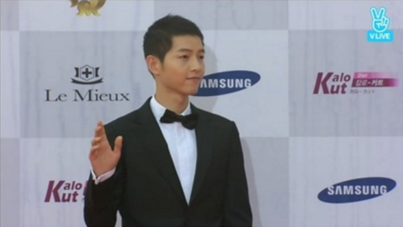 Song Joong Ki habla sobre Song Hye Kyo, “Moonlight Drawn By Clouds” y trabajar con Park Bo Gum en los Seoul Drama Awards