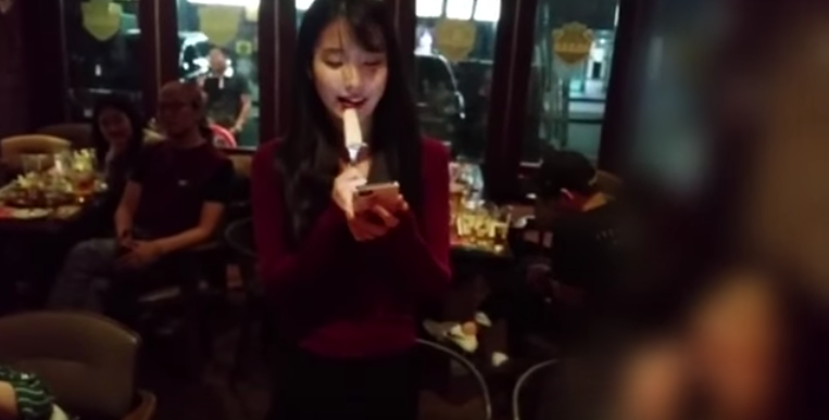 Video de IU cantando en una cena del staff de “Scarlet Heart: Goryeo” gana atención