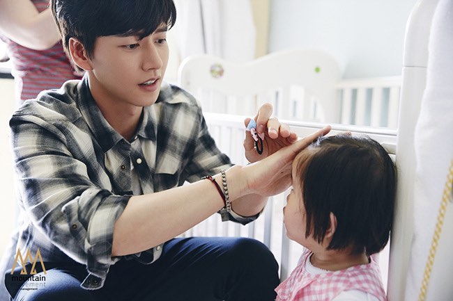 Se revela que Park Hae Jin ha donado una gran suma de dinero a caridad durante 6 años