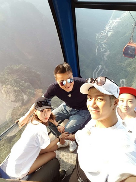 Fei, Jackson y Park Jin Young se toman una foto en el Parque Nacional de China