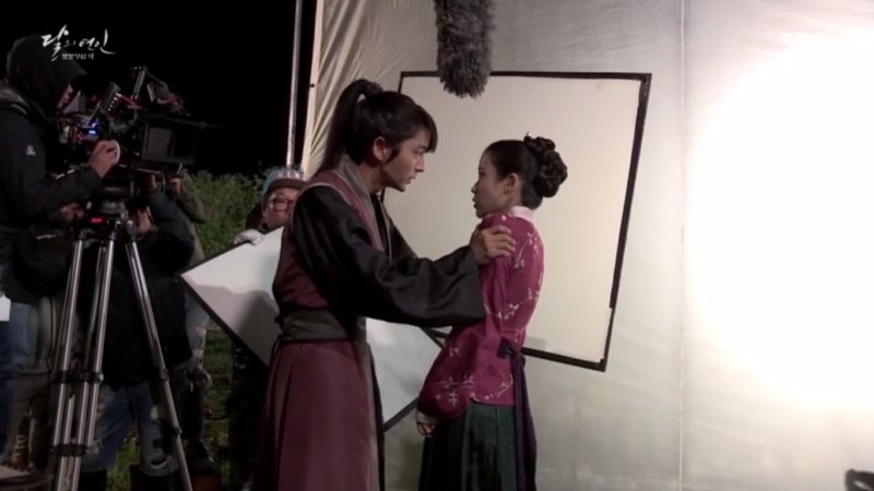 Lee Joon Gi y IU en video detrás de cámara de su escena de beso