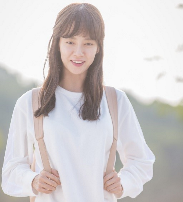 Song Ji Hyo es una estudiante de universidad inocente en imágenes del nuevo drama de JTBC