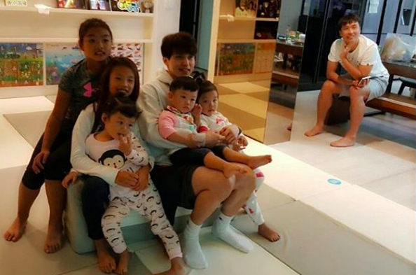 Lee Dong Wook visita a Daebak y a sus hermanas