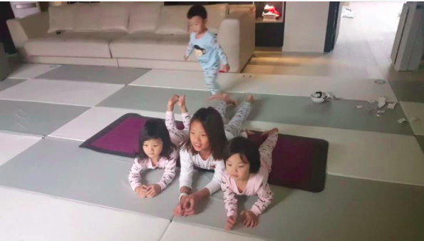 Daebak y sus hermanas trabajan sus músculos con una adorable rutina de ejercicios