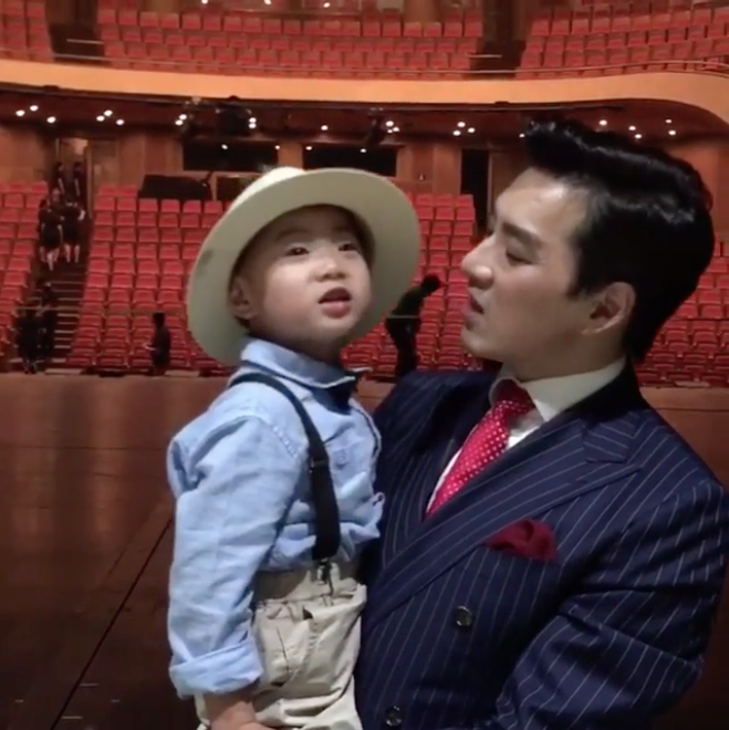 Manse muestra sus habilidades de canto durante un adorable dueto con su padre