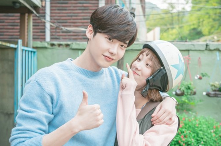 Lee Jong Suk muestra su apoyo por “Weightlifting Fairy Kim Bok Joo” en nuevas imágenes