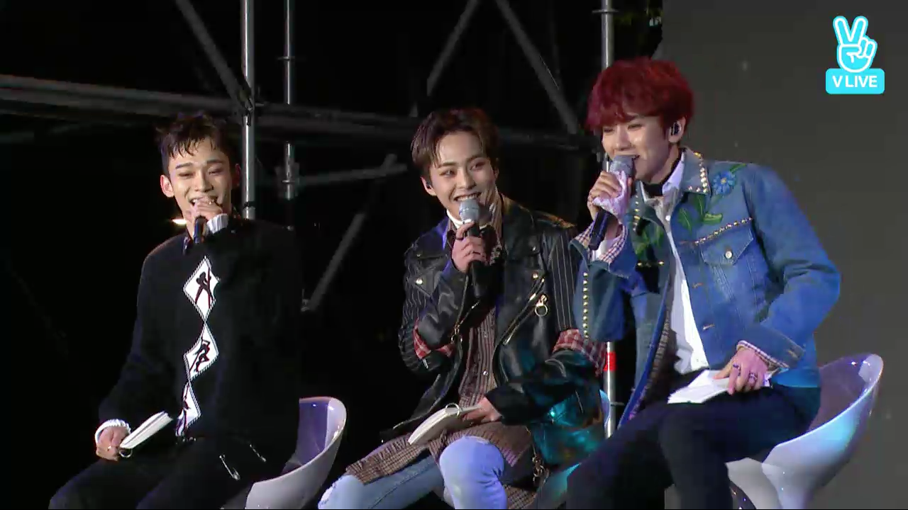 Los chicos de EXO-CBX son diversión y energía mientras platican y cantan para sus fans