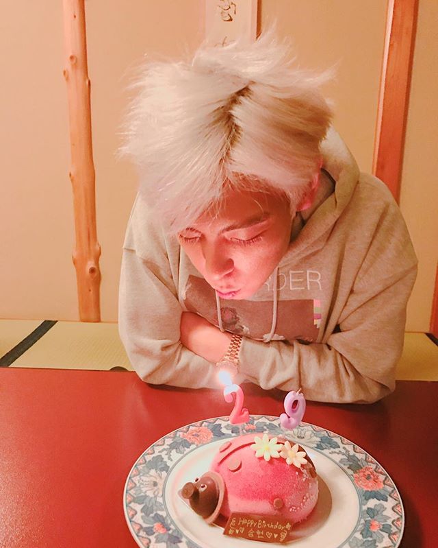 T.O.P de BIGBANG comparte adorables fotos de su infancia conmemorando su cumpleaños