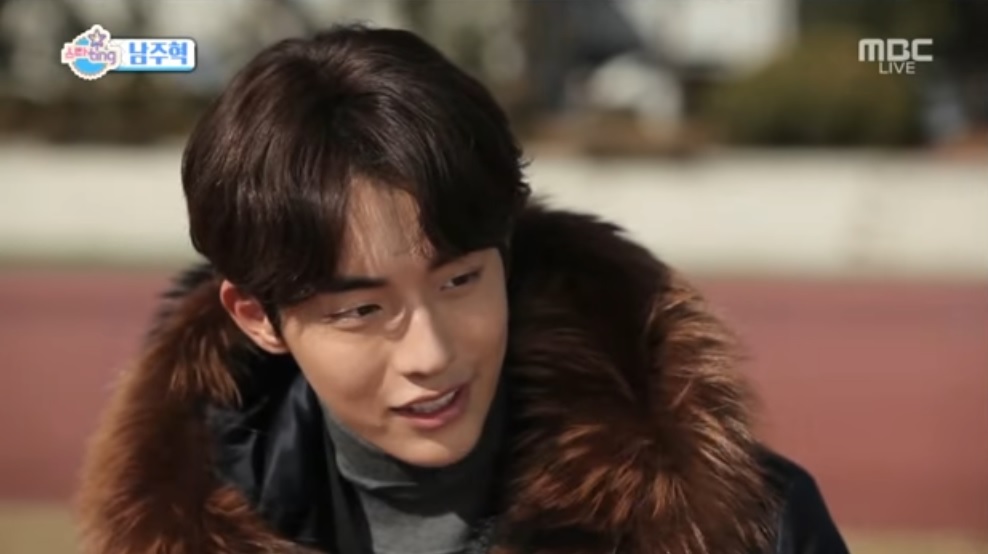 Nam Joo Hyuk opina sobre su química con la actriz Lee Sung Kyung y revela con qué actores le gustaría trabajar