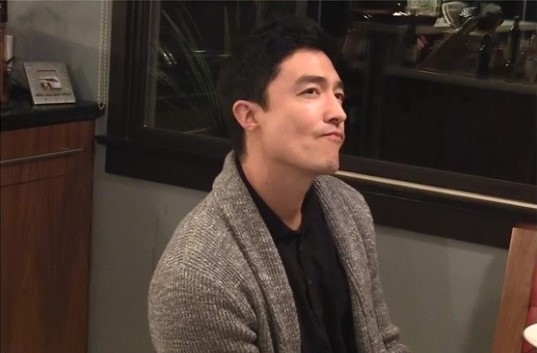 Daniel Henney habla sobre amor, matrimonio y de nietos para su mamá