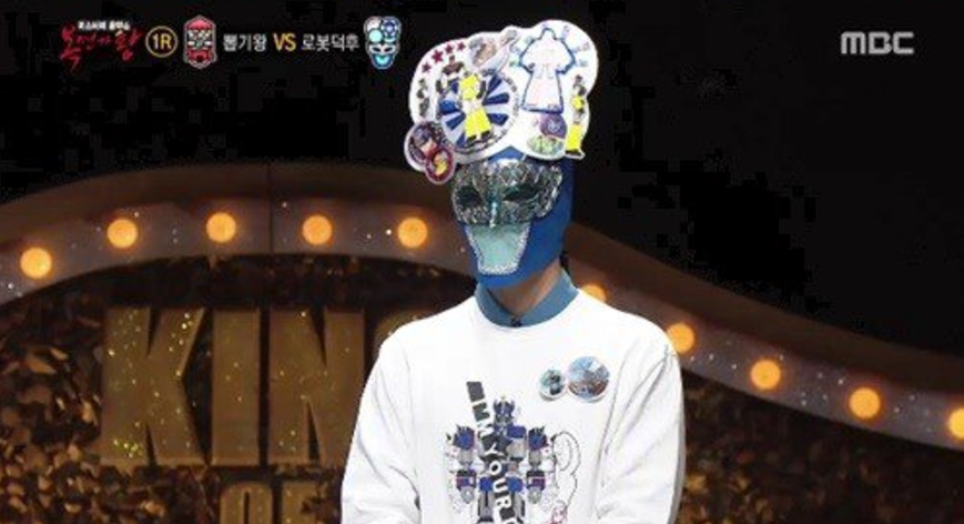 Este ex-integrante ídolo convertido en solista muestra su talento en “King Of Masked Singer”