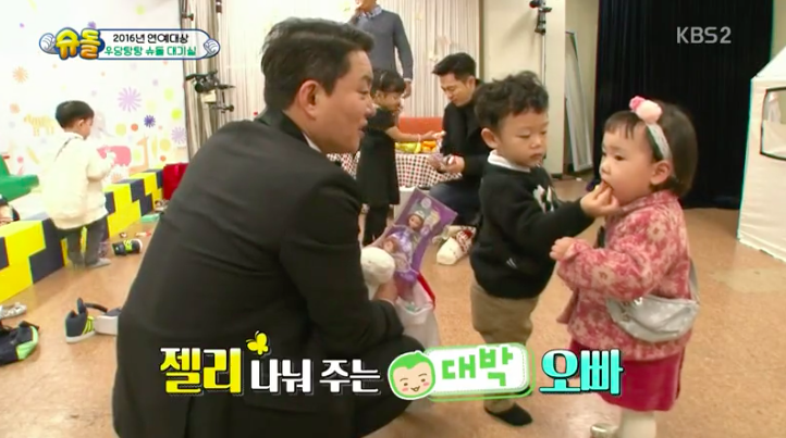 Daebak es un dulce caballero con Rohee tras bambalinas en los KBS Entertainment Awards